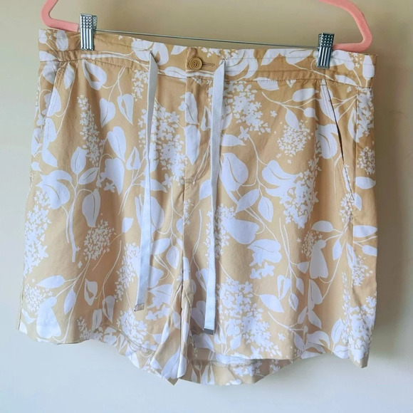 United Colors Of Benetton Pants - United Colors of Benetton Floral Print Shorts - Size XL